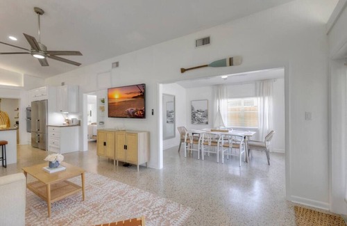 Jupiter Casa | Surf Shack! Pool table! Fire Pit! 10 min to beach!