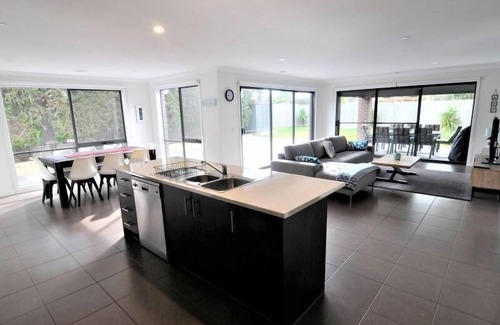 Inverloch Casa | Surf Side At Beaches Beach House-PET FRIENDLY.