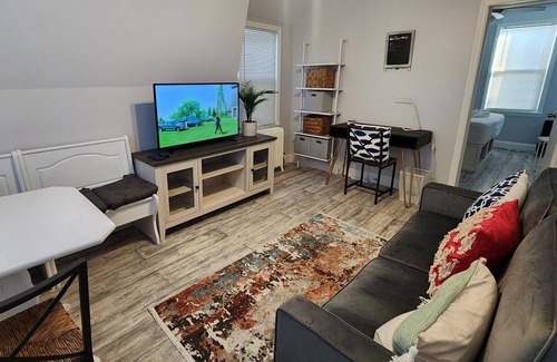 Queens Apartamento | Surfer's Paradise 2 blocks from the beach in NYC with shared fenced-in backyard.