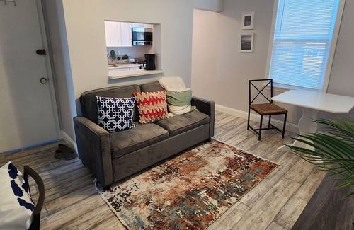 Queens Apartamento | Surfer's Paradise 2 blocks from the beach in NYC with shared fenced-in backyard.