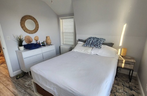 Queens Apartamento | Surfer's Paradise 2 blocks from the beach in NYC with shared fenced-in backyard.