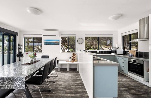 Yallingup Casa | Surfers Paradise Oceanview Garden Beach House