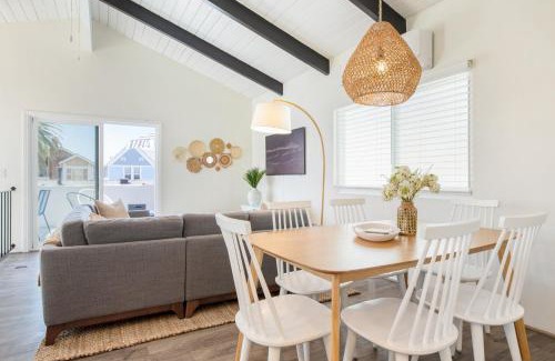West Newport Apartamento | Surfrider II by AvantStay Walk to the Beach Balcony