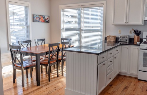 Easton's Point Casa | Surfside Cottage junto a la playa, el océano, Cliff Walk View, el centro y restaurantes cerca
