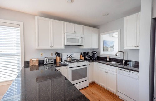 Easton's Point Casa | Surfside Cottage junto a la playa, el océano, Cliff Walk View, el centro y restaurantes cerca