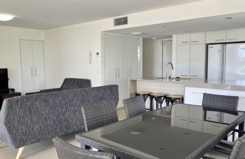 Currimundi Apartamento | SURFSIDE ONE UNIT 1 - Located directly opposite Currimundi Lake, you won't find a better spot!