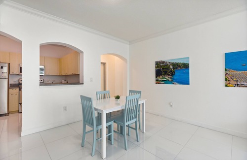 Surfside Apartamento | Surfside Retreat: 1BR Work-From-Home Oasis