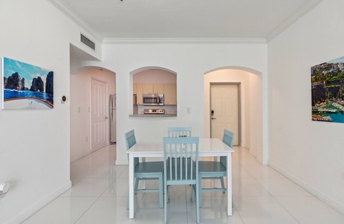 Surfside Apartamento | Surfside Retreat: 1BR Work-From-Home Oasis