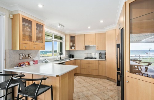 Warilla Casa | Surfside Solace - 5 bedroom family home with stunning views of Ocean