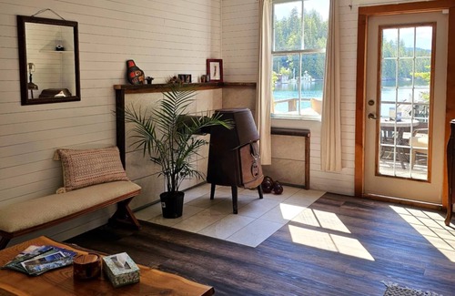 Read Island Casa | Surge Sunsets - an ocean front off-the-grid getaway!