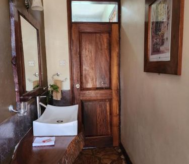 Jinja Hotel | Surjios Guest House