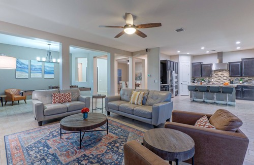 Surprise Farms Casa | Surprise: One Story, Mt VIEWS, Games, Pool w/Optional Heat, Spa, Outdoor Wood Fireplace & Gas Grill