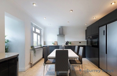 Coulsdon West Casa | Surrey Stays - 4 bedroom house, 2 bathrooms, Close to Gatwick