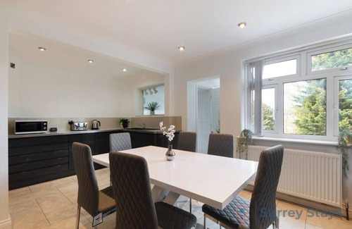 Coulsdon West Casa | Surrey Stays - 4 bedroom house, 2 bathrooms, Close to Gatwick