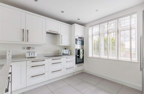 Coulsdon West Casa | Surrey Stays - 5 bed house - close to Gatwick Airport