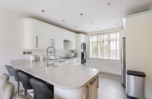 Coulsdon West Casa | Surrey Stays - 5 bed house - close to Gatwick Airport