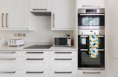 Coulsdon West Casa | Surrey Stays - 5 bed house - close to Gatwick Airport