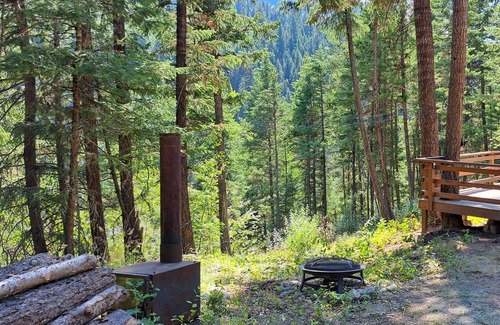 Thompson Okanagan Cabina | Surround yourself with the peace and beauty of nature!