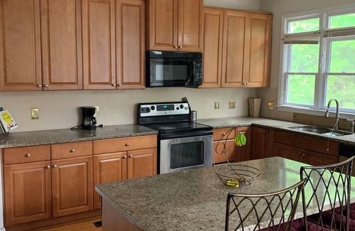 Fairburn Casa | Surrounded by five lakes, walking trails, hiking, volleyball and a playground!