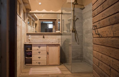 Frassilongo Cabina | Surrounded by greenery in the beautiful Enchanted Valley of the Mocheni Valley.