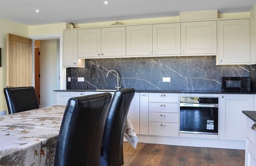 Kilnwick Cabaña | Surrounded by open countryside on a working farm.