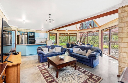 Eagle Bay Casa | Surrounded by the South West’s most popular beaches.