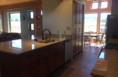 Llano Casa | Retiro de montaña sostenible, 12 millas a Sipapu, 27 a Taos, 51 a Santa Fe