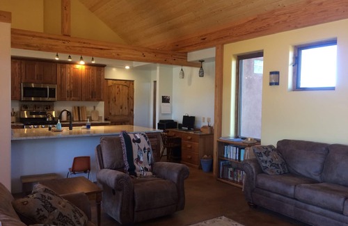 Llano Casa | Retiro de montaña sostenible, 12 millas a Sipapu, 27 a Taos, 51 a Santa Fe