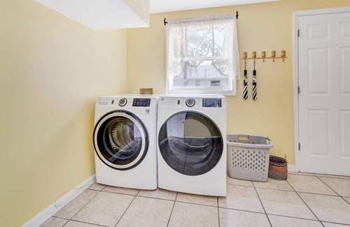 Bayou Oaks Casa | Sustainable Suncoast getaway with large fenced yard, AC, & W/D - dog-friendly