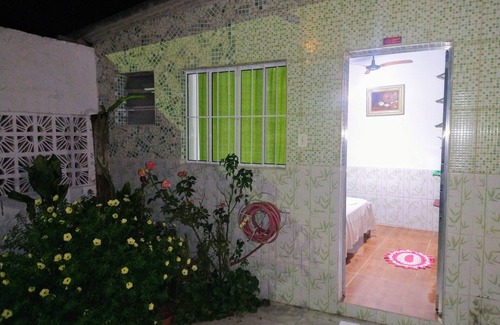 Bairro da Enseada Casa | - Sute Para Casal Proximo ao mar Esmeralda