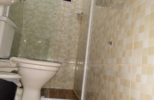 Bairro da Enseada Casa | - Sute Para Casal Proximo ao mar Esmeralda