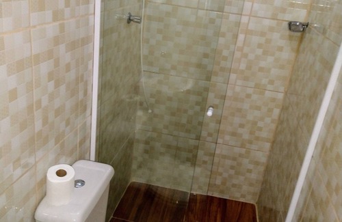Bairro da Enseada Casa | - Sute Para Casal Proximo ao mar Esmeralda