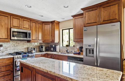 Lake Arrowhead Cabaña | Sutter Ln by Avantstay Beautifully Remodeled Kitchen,4cabin-chic Bedrooms