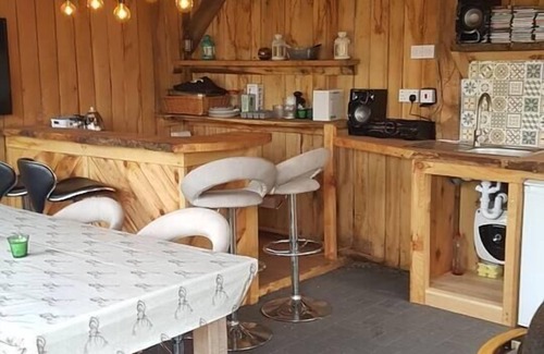 Hatherton Casa | Sutton Coldfield 2-Bed Caravan, Parking & Bar-B-Q
