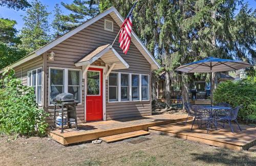 Suttons Bay Casa | Suttons Bay Bayview Cottage with Deck and Gas Grill!