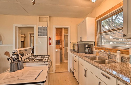Suttons Bay Cabaña | 'Bayview Cottage' Suttons Bay Cottage w / Fire Pit!