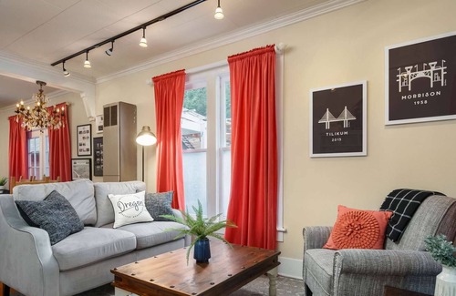 Beaverton Casa | SW Portland Estate con un increíble patio a 8 millas del centro de la ciudad 1/2 milla al MAX de una cuadra al parque