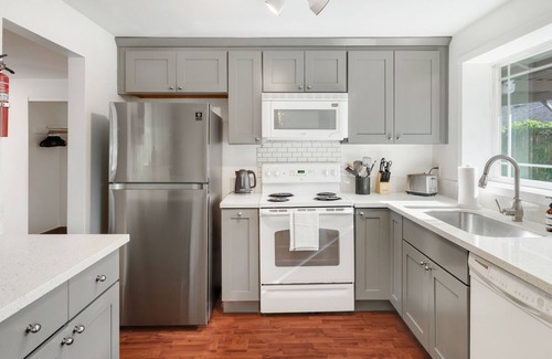Cedar Hills Casa | SW Portland Retreat, Full amenities, kitchen + W/D