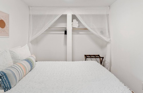 Cedar Hills Casa | SW Portland Retreat, Full amenities, kitchen + W/D