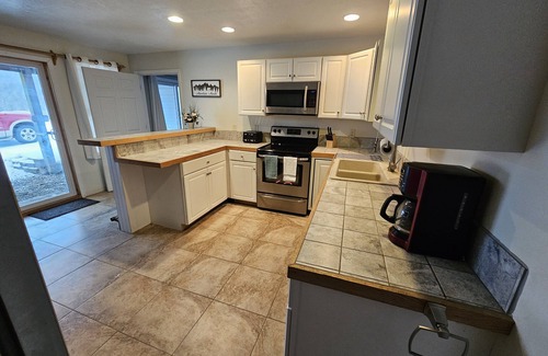 Swain Apartamento | Swain Hill Hideaway offers beautiful ski area view. Accommodates 4 guests.