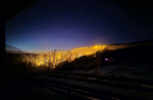 Swain Apartamento | Swain Hill Hideaway offers beautiful ski area view. Accommodates 4 guests.
