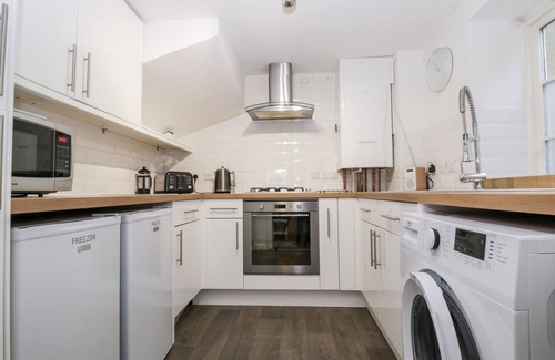 Herne Bay Casa | SWALLOW COTTAGE, pet friendly, with a garden in Herne Bay