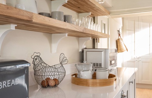 Port Isaac Cabaña | SWALLOW COTTAGE, pet friendly, with open fire in Port Isaac