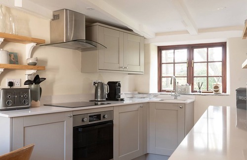 Port Isaac Cabaña | SWALLOW COTTAGE, pet friendly, with open fire in Port Isaac