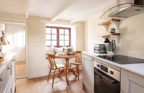 Port Isaac Cabaña | SWALLOW COTTAGE, pet friendly, with open fire in Port Isaac