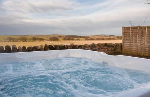 Berwick-upon-Tweed Casa | Swallow's Nest, farm get away with hot tub