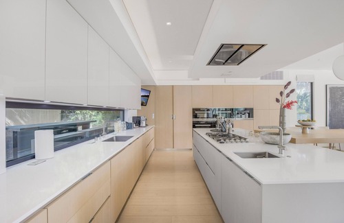 The Bird Streets Villa | Swallow Sanctuary - A Modern Marvel in the Heart of LA