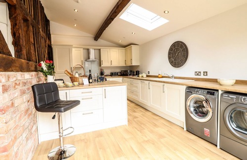 Montgomery Cabaña | SWALLOWS REST, pet friendly, luxury holiday cottage in Montgomery