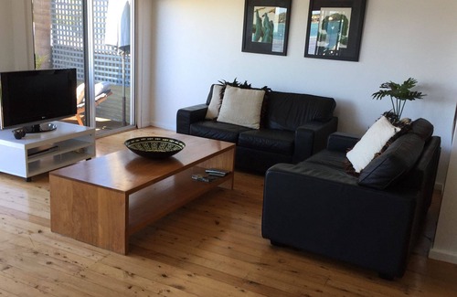 Marks Point Cabaña | Swan Bay Hideaway Cottage at Marks Point