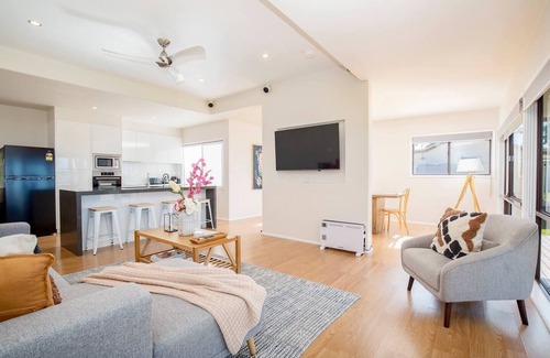 Swan Bay Cabaña | Swan Cottage Port Stephens Waterfront Solace